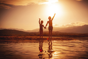 children have fun in the sea bambini tengonomano