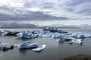 Icebergs floating on jokulsarlon glacier lagoon 