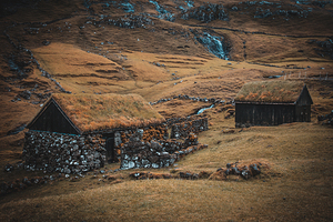 Houses with grass roofs in the village of Saksun 