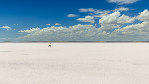child runs on tuz golu salt lake 