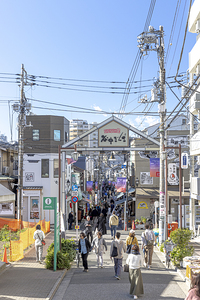 crowded tourist district Yanaka in the city of Tokyo