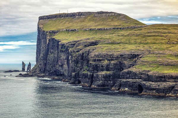cliff view in faroe  Print