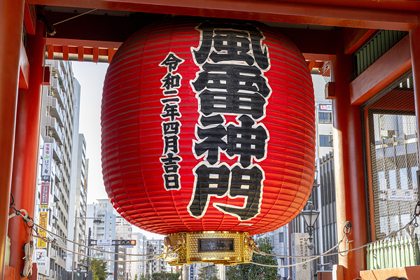 Detail of the large lantern at the Senso Ji temple Print
