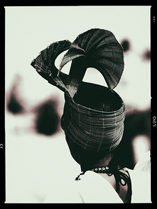 FEMME AU CHAPEAU