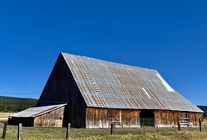 Crater Lake Barn IMG 5132