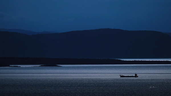 Heure bleue sur le fleuve by Guy Boudreau