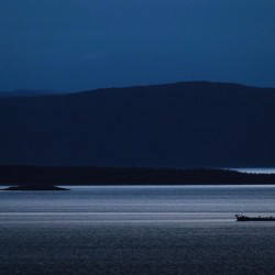 Heure bleue sur le fleuve