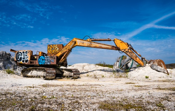 Abandoned Excavator by DanielRobz