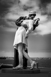Nurse and sailor kissing sculpture San Diego