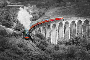 Harry Potter train on Glenfinnan viaduct
