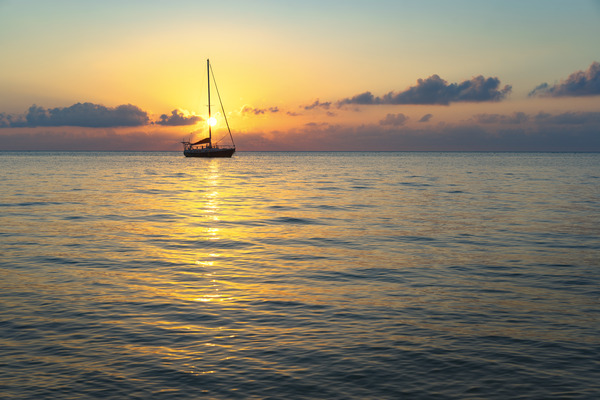 16x24 20150325KW LN Roatan Sailboat Sunset Print
