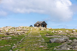 TORY ISLAND DONEGAL IRELAND. CIRCA 2025. The renowned English artist the late Sir Derek Hill 19162000 rented this tiny hut as his island home from the Commissioners of Irish Lights. He first rented it in 1957 and continued to rent it for his frequent visi