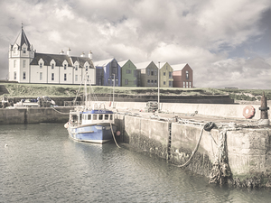 John o Groats the harbour and colourful buildings 