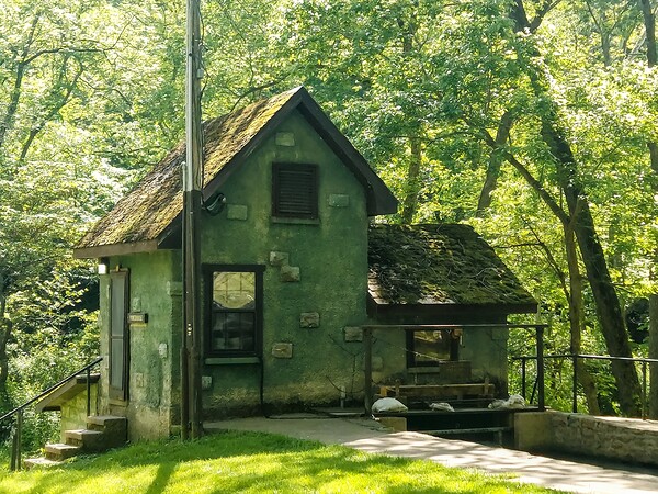 Tranquil spring house by Missouri Micky