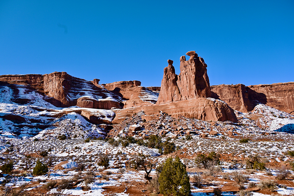 3 Gossips in Snow by Tom Fritz
