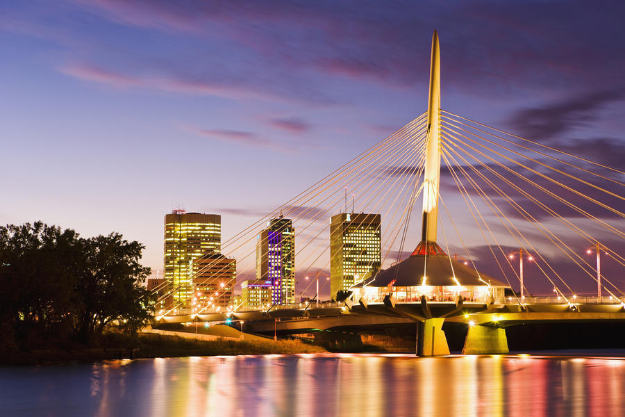 アンタイトルド・シティスケイプ (The Untitled Cityscape) City Skyline, Red River And Provencher Bridge At Dusk, Winnipeg