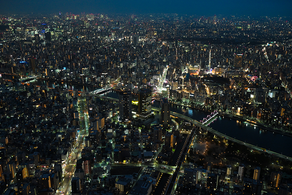 Tokyo After Dark - City of Infinite Lights by Matthias Hauser