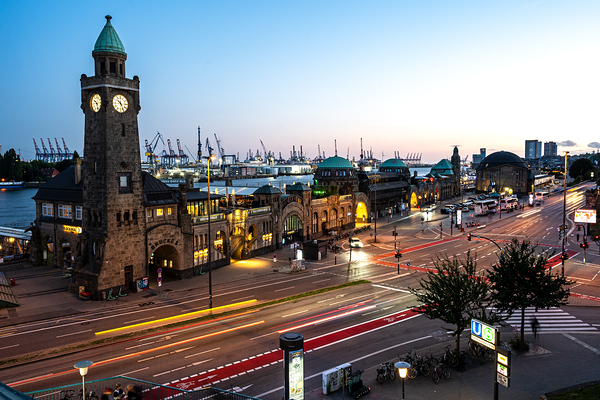 Long exposure night shot of the famous St. Pauli Landungsbrücken in Hamburg at the Elbe River Imprimer