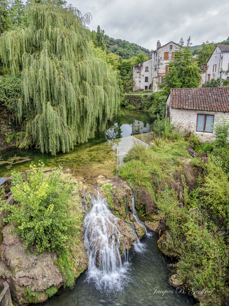 VILLAGE DE VERS SUR LE CHEMIN DE COMPOSTELLE by Jacques B Geoffroy