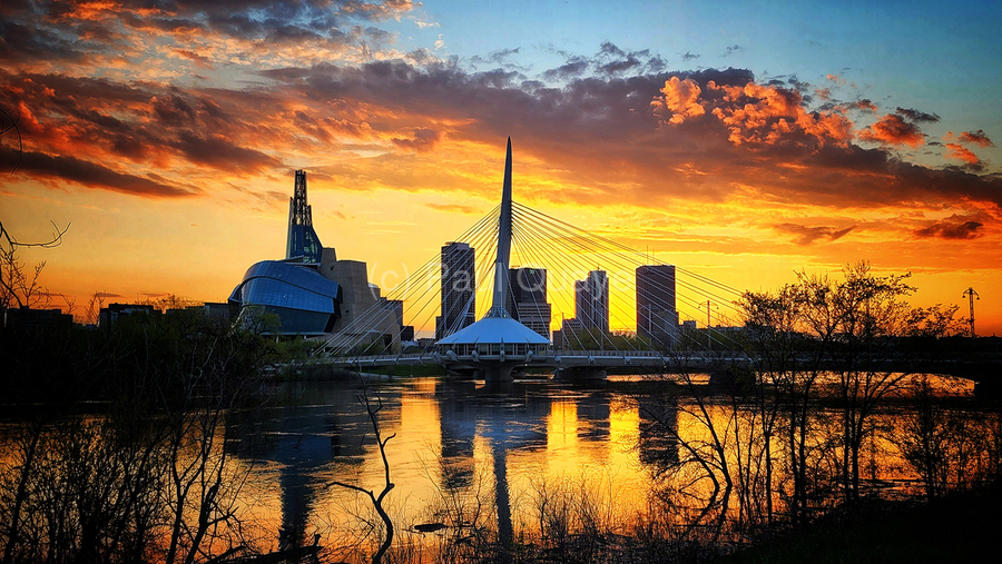 アンタイトルド・シティスケイプ (The Untitled Cityscape) Winnipeg Fiery Sunset by Paul Quaye Wall Art