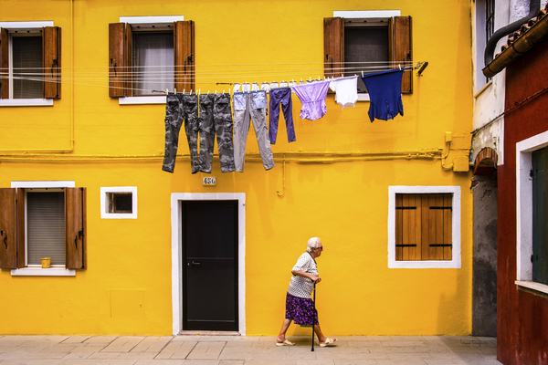 Le mur jaune  |  The Yellow Wall by Louise Tanguay