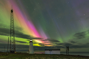 Aurora-Borealis_at_Enragee_Point_Lighthouse