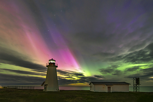 Northern_Lights_on_Cheticamp-Island_at_Enragee_Point_Lighthouse.