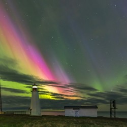 Aurora-Borealis_at_Enragee_Point_Lighthouse