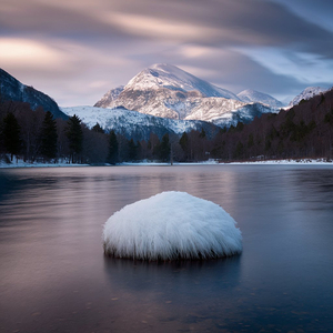 boule de neige coulant sur un lac 