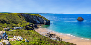 Tranquility Unleashed: The Magnificence of Trebarwith Beach and Gull Rock