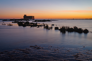 Lifesavers building and tides in Fuzeta