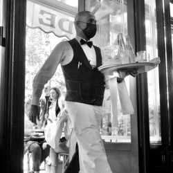Serveur Cafe Flore