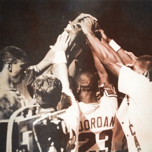 chicago bulls team photo michael jordan huddle