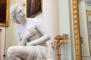 Susanna statue by O. Fantacchiotti. Beautiful nude woman in clas