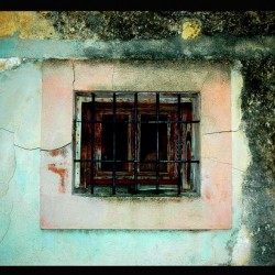 Windowbehindbars