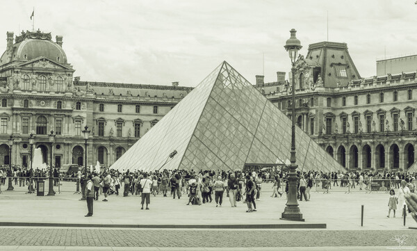 Le Louvre V by THOMAS PATRICK KENNEDY
