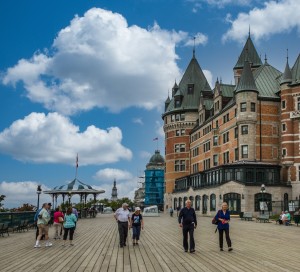 TouristsonthePromenadeinQuebecCity