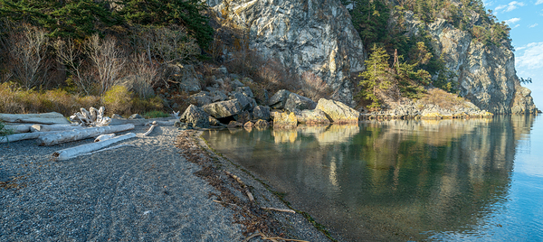 Rock formations and driftwood line the shore of Watmough Bay on  Lopez Island Washington USA Print