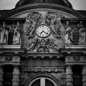 clock atop french senate building  square 3460 El