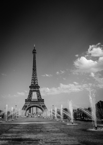 eiffel tower from fountains in trocadero gardens