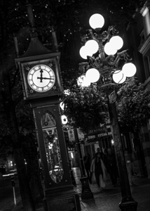 gastown steam clock at night  vertical 2632 Gasto