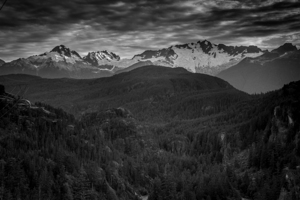 glacier covered mountain peaks squamish  horizont