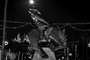 jack knife sculpture in scottsdale at night  hori