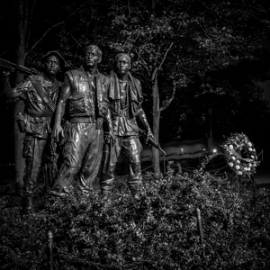 three soldiers statue  square 411 Soldiers 13k.jp