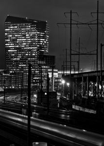 train entering 30th street station  vertical 980
