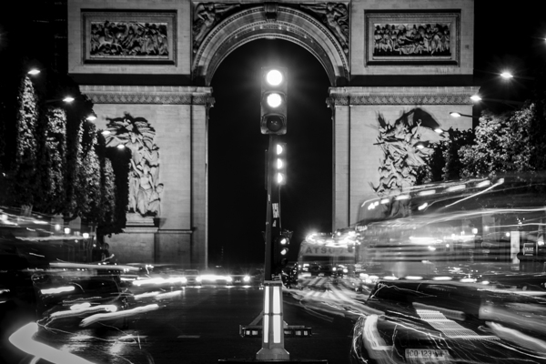 arc de triomphe from george v metro stop  horizon Print