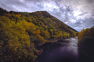 Lake Moomaw Gorge in Autumn