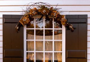 Williamsburg Christmas Brown Window Wreath