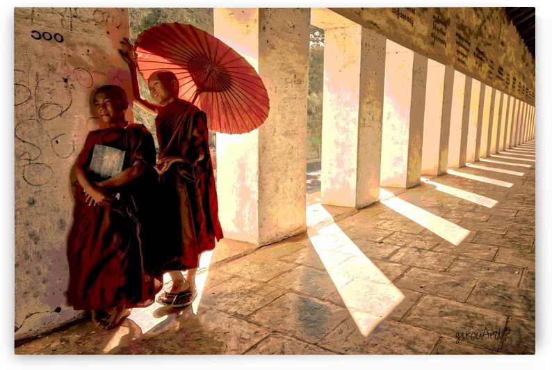 Jeunes moines bouddhistes au temple by girouArd