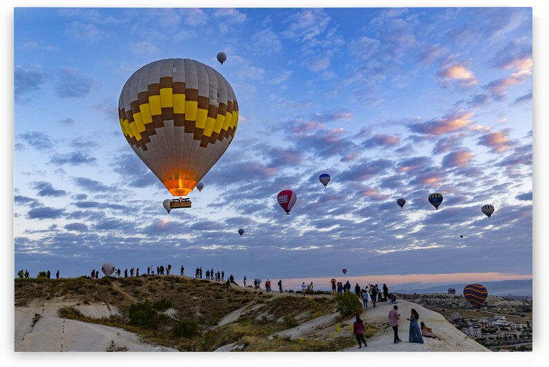 dozens of tourists observe and photograph the spectacle of the h by Gualtiero Boffi
